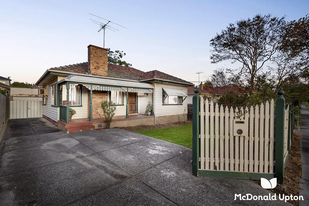 Essendon 4房 Essendon核心地段 644sqm阔绰土地 翻新或重建良机 邻近公园河畔 交通购物餐饮一应俱全 Stand-out Lifestyle Opportunity in Stellar Location