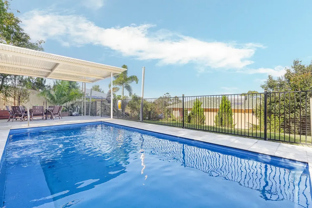 Narangba 5部屋 Spacious family entertainer with pool, dual living areas, and treetop master retreat - the perfect Narangba lifestyle awaits!