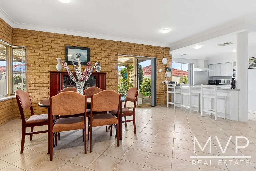 Kardinya 5房  Spacious Family Home In Somerville Estate!