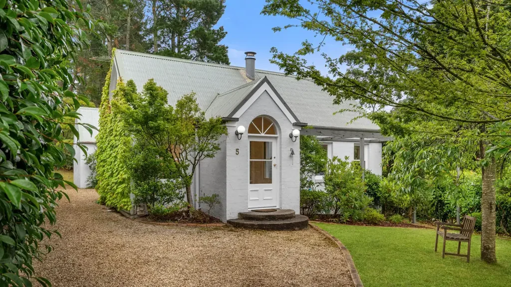 Wentworth Falls 3房 山间圆顶住宅 朝北阳光充沛 建筑师设计 通往步行道 私密阳台美景 宽敞卧室 高天花板 现代生活区 大型平坦地块 自然环绕 Stunning Architecturally Designed Mountain Home in Wentworth Falls