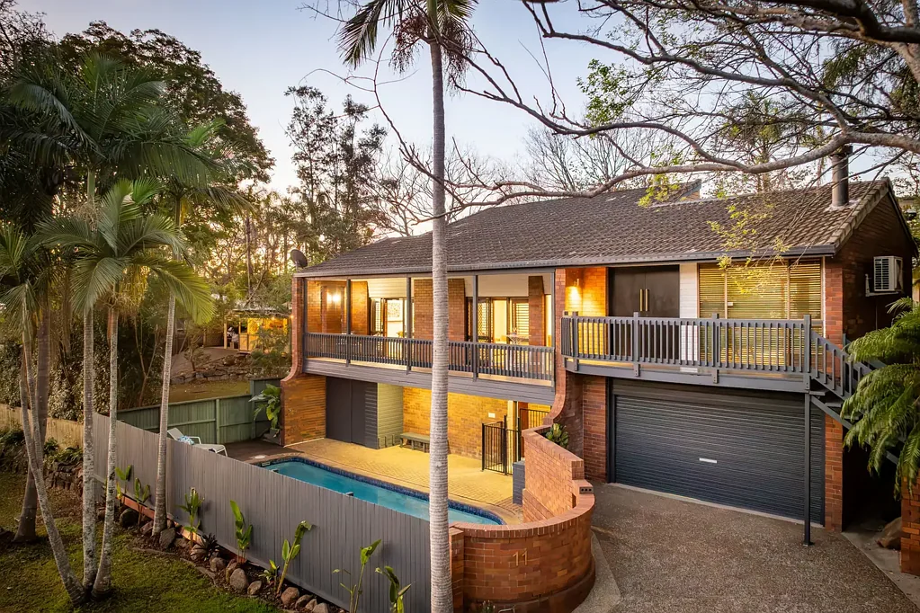 Kenmore 5房 宽敞家庭生活，尽享池畔风情 Expansive Family Living with a Poolside Setting