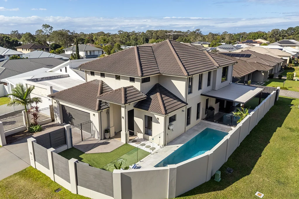 Wakerley 5房 宽敞易打理的家庭生活空间，附带罕见的侧面通道 Expansive Low Maintenance Family Living with Rare Side Access