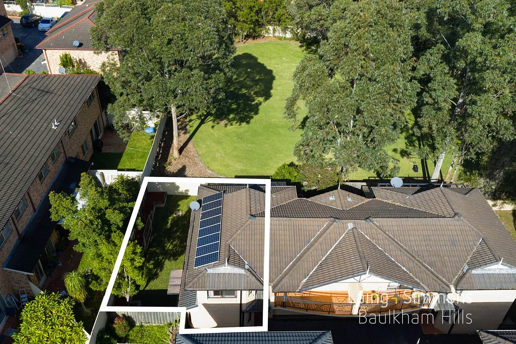 Baulkham Hills 3 Slaapkamer Double-Brick, Duplex-Style Townhouse Backing onto Peaceful Reserve! In the Renowned Jasper Road PS Catchment