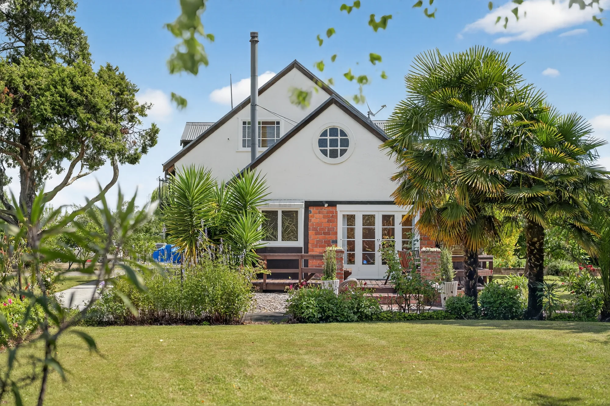 Solway 4Moenga Late 1990s Home Styled in Classic English Elegance