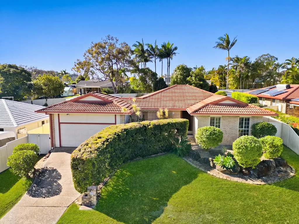 Mudgeeraba 3Kwarto Solid Brick & Tile Home with the Shed You've Been Searching For