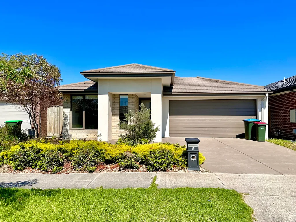 Light-filled Spacious 4 Bedroom House in Wyndham Vale