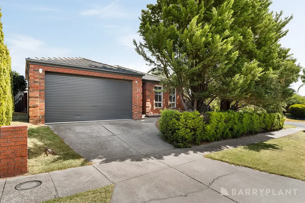 Narre Warren South 5房 宽敞地块宁静社区 四卧书房主卧套房 开放厨房优质电器 多个生活区地暖风扇 耐用石板地板舒适户外 安全花园储物棚 配套齐全交通便利 A Family Home Where Space, Comfort & Everyday Living Come Together