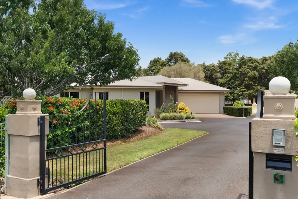 Cabarlah 4침실 Prestigious Escarpment Living in Sought-After Bogong Court