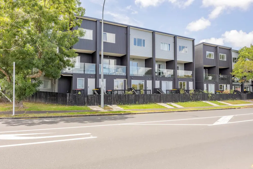 Te Atatu South 2 Bedroom Spacious Corner 2 Bedroom with Garage!