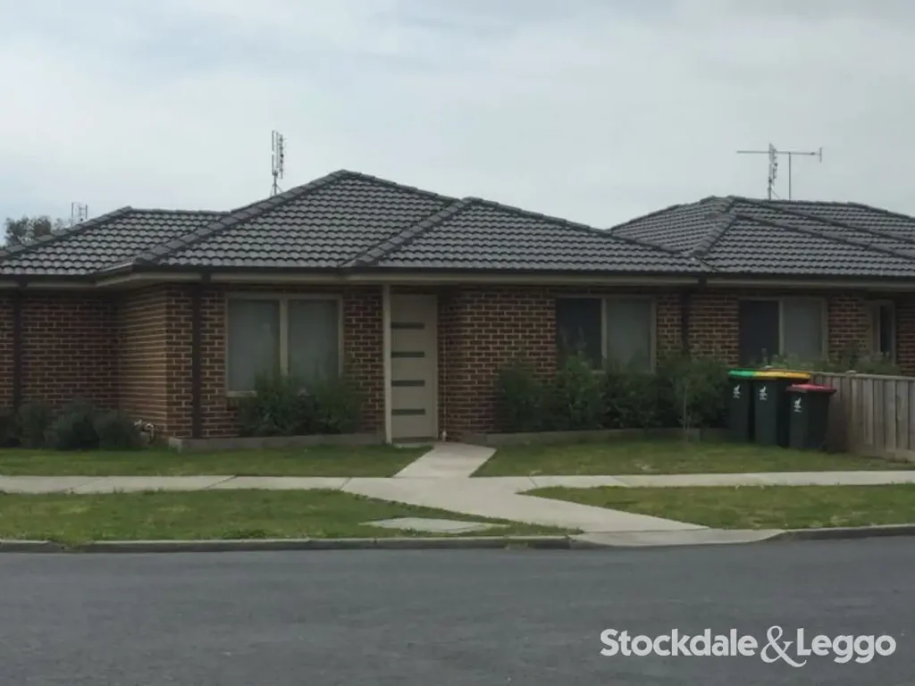 Modern townhouse in the ever popular Bridle Estate.