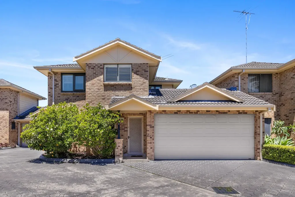 Bangor 3房 宽敞联排别墅 精心翻新 现代奢华 开放式客餐区 石材台面厨房 主卧带套间 水疗浴缸 双车位车库 绿意社区 Valley Views