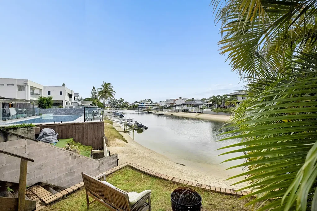Broadbeach Waters 4Phòng ngủ Waterfront Position with Rare Dual Street Frontage