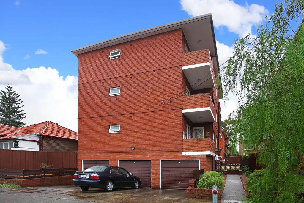Well presented Two Bedroom Apartment In Prime Location