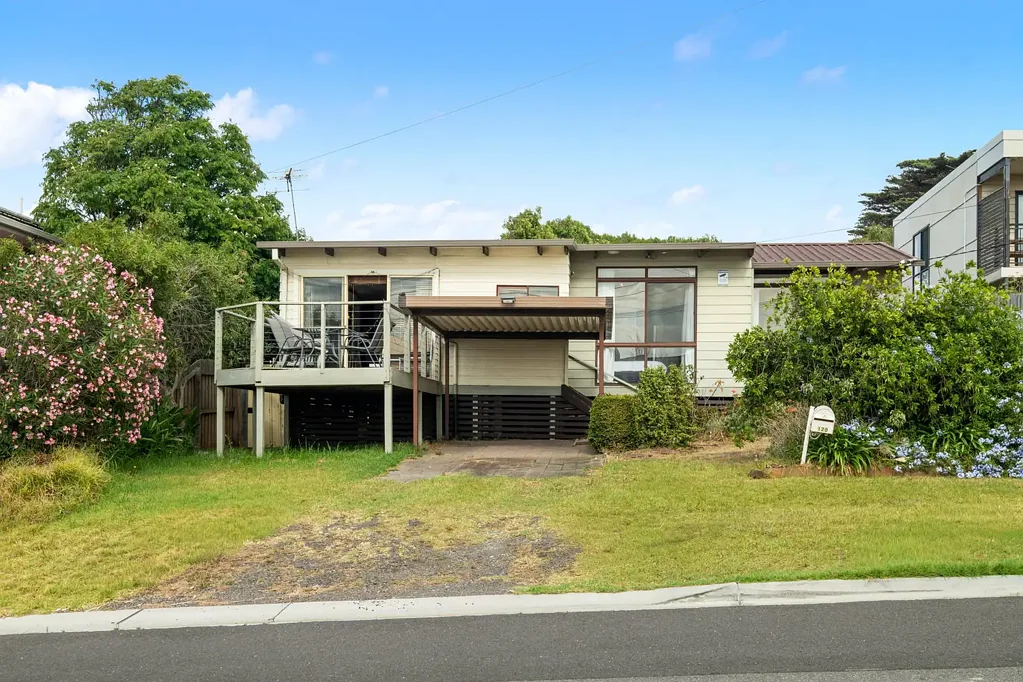 Portarlington 2 Slaapkamer Elevated Coastal Charm with Bay Glimpses