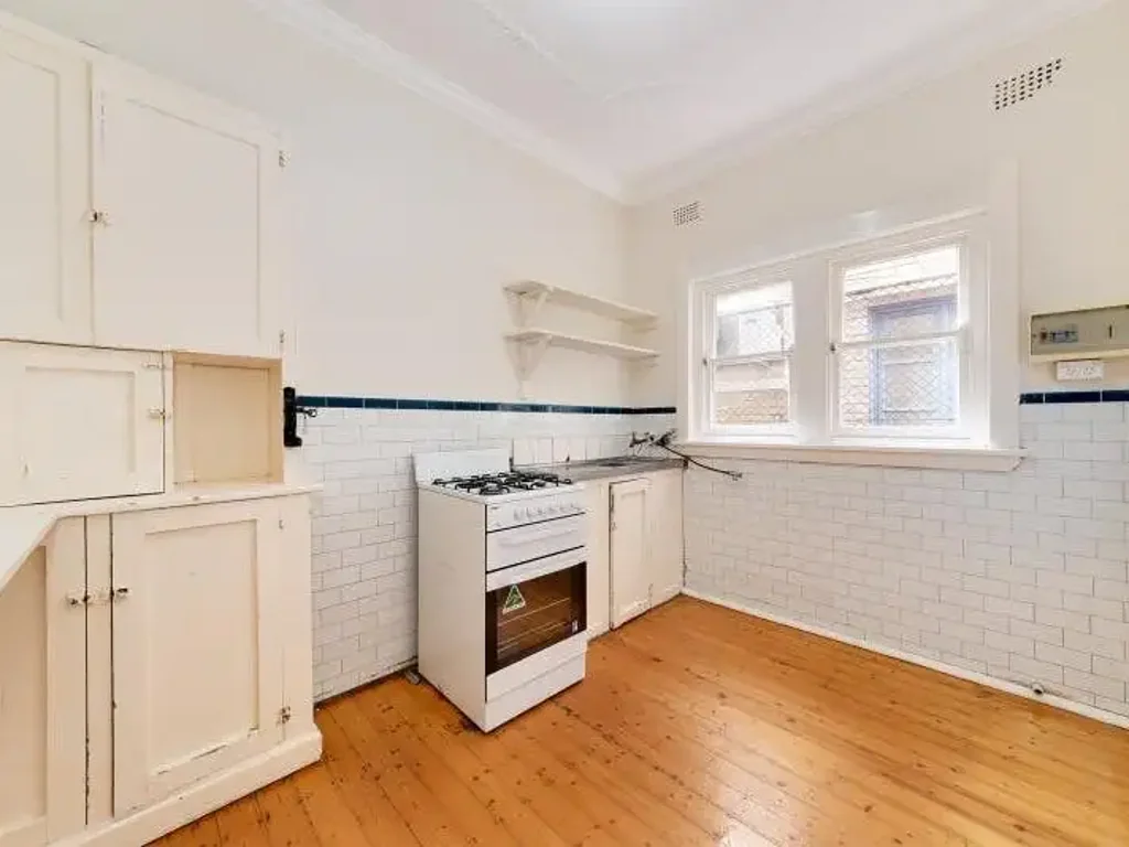 ONE BEDROOM APARTMENT PLUS SUNROOM!