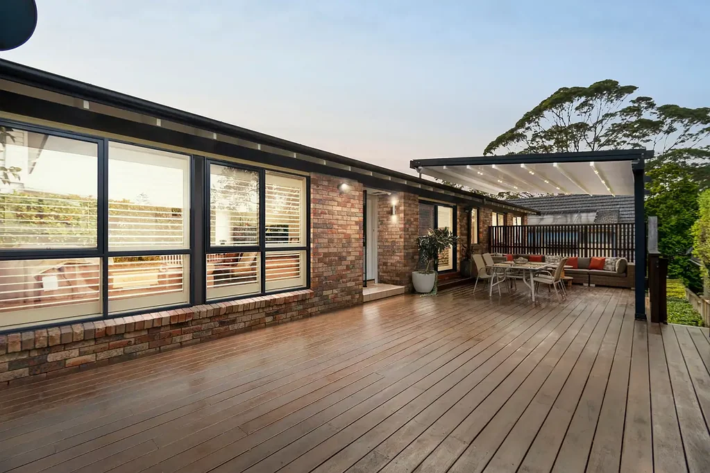 Frenchs Forest 5房 5卧3卫奢宅 现代厨房优质电器 全屋空调通风 3车宽敞车库 法院森林便利位置 娱乐庭院大露台 Spacious Family Home with Modern Comforts and Multiple Living Zones