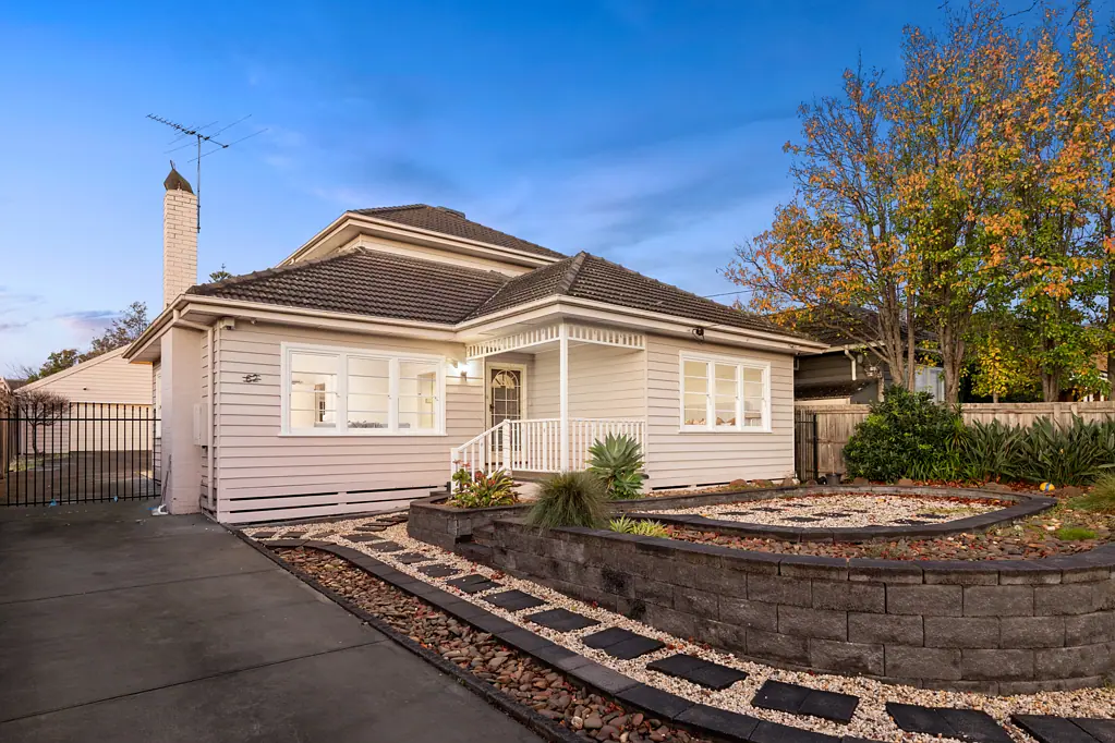 Malvern East 4房 家庭理想之选 木地板满屋 自然光充沛 多功能起居区 开放式厨房 四卧两卫 中央冷暖 私密花园 三车位车库 便捷生活位置 Expansive Character Residence in a Prime Location Moments from Chadstone Shopping Centre