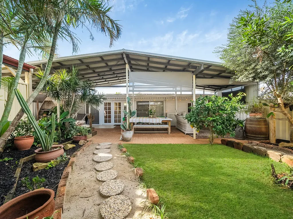 Redcliffe 3Zimmer Single Level Freestanding Villa in Complex of 6