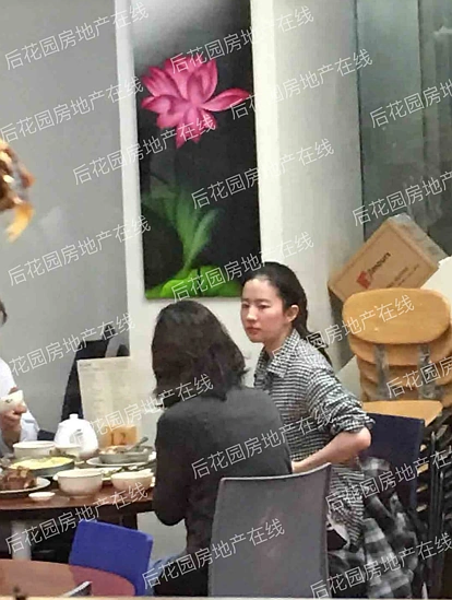 刘亦菲现身奥克兰CBD，疯狂打卡网红餐厅，吃货本色暴露无遗
