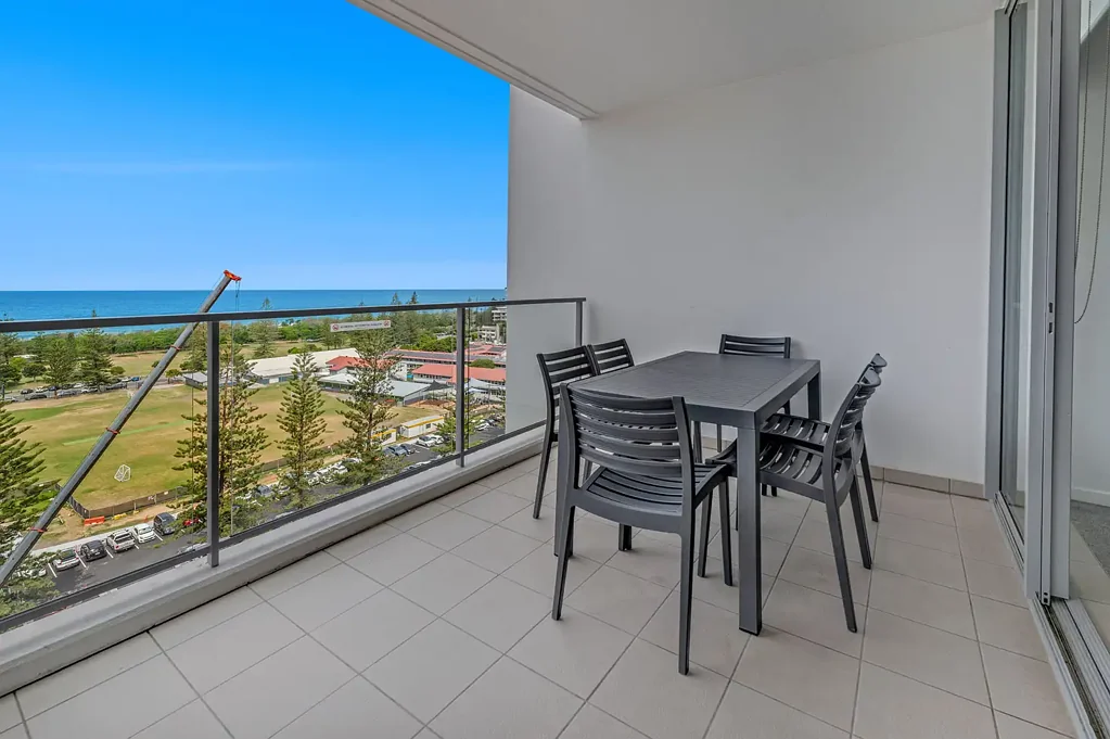 Broadbeach 2침실 BEACHSIDE ABODE WITH OCEAN VIEWS