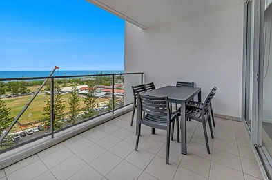 Broadbeach 2房  BEACHSIDE ABODE WITH OCEAN VIEWS