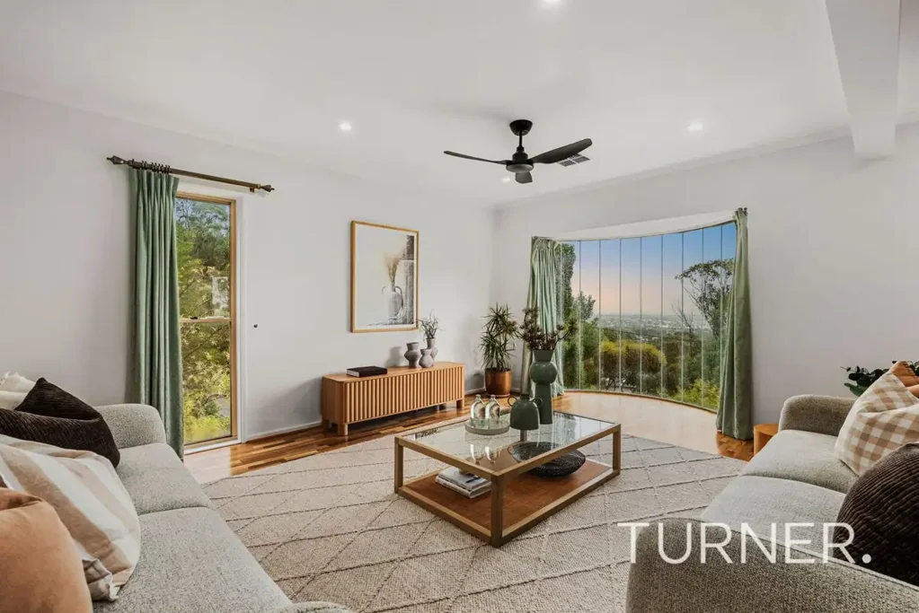 Lynton 3Moenga A Versatile Family Home with Breathtaking Views and Cosmopolitan Convenience