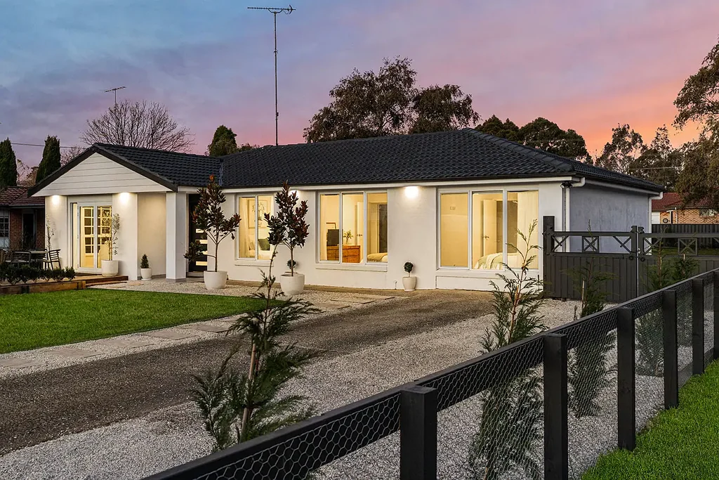 Bowral 6房  Spacious family home offering separate living zones and cul-de-sac privacy