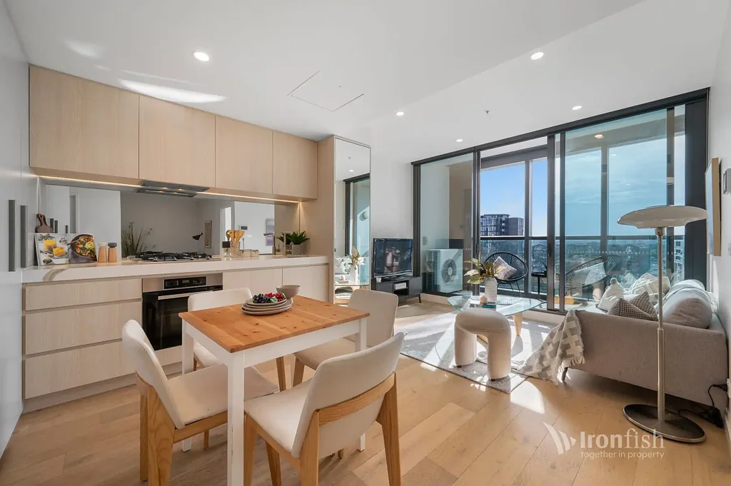 West Melbourne 1房 墨尔本村庄将豪华、便利和便捷连接在一起 宽敞一卧室加书房物业 壮丽景色落地窗户 高端Miele电器厨房 设施齐全25米室内游泳池 便利免费电车区内 著名学府近在咫尺 Luxury & Low Maintenance, North Facing with a large study!