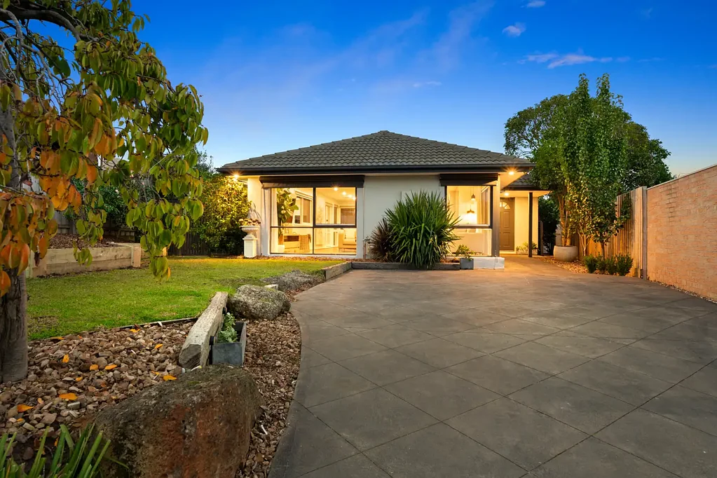 South Morang 3房 当代优雅翻新 高级全屋装修 主卧套房带步入式衣帽间 设计师独立卫浴 开放式起居用餐区 双层岛屿吧台高级石材 Technika电器 管家备餐间 Daikin冷暖系统 远程控制 电动百叶窗 印象娱乐区 按摩浴缸 新围栏 步行Westfield Plenty River Trail 南摩根火车站 南摩根小学 Redefining Custom Living & Lifestlye