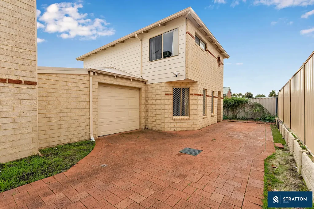 Rivervale 3Zimmer Beautiful 3-Bedroom, 2-Bathroom Rear Townhouse in Prime Rivervale Location!! No Strata Fees!!