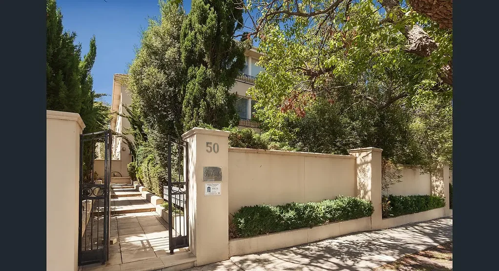 Light-Filled Living in a Prime Location