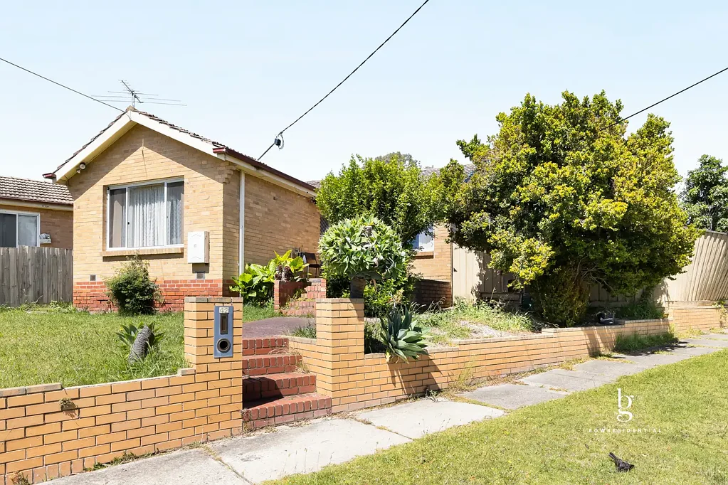 Dandenong North 3房 宽敞地块538㎡ 独立granny flat 三卧现代浴 实用厨房 双车位 后院私密 低维护 社区便利 公园学校近 Charming Family Home