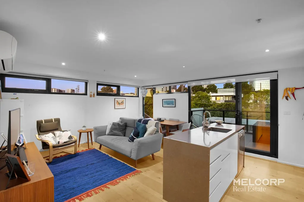 North Melbourne 2房 Point Architects设计 现代风格 优质空间 学区房 步行商圈 城市天际线 豪华厨房 岛台 石材台面 双人卧室 镜面衣柜 全瓷砖浴室 独立洗衣区 安全停车位 North-east facing gem with entertainer's terrace in tranquil tree-lined inner-city location