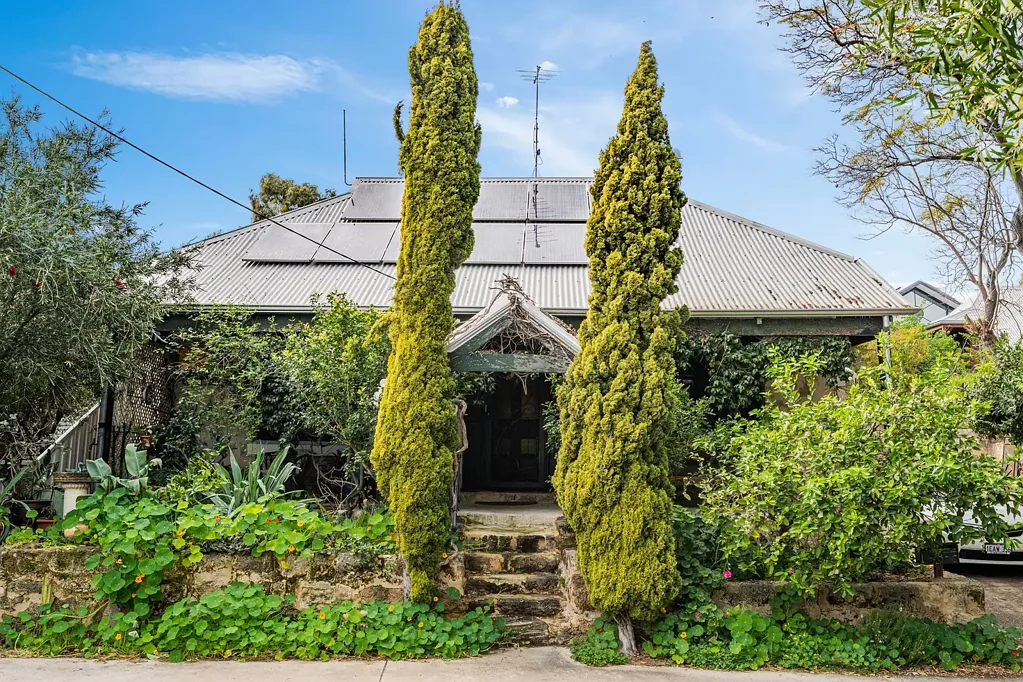 Beaconsfield 4房  House Plus Granny Flat Plus Studio