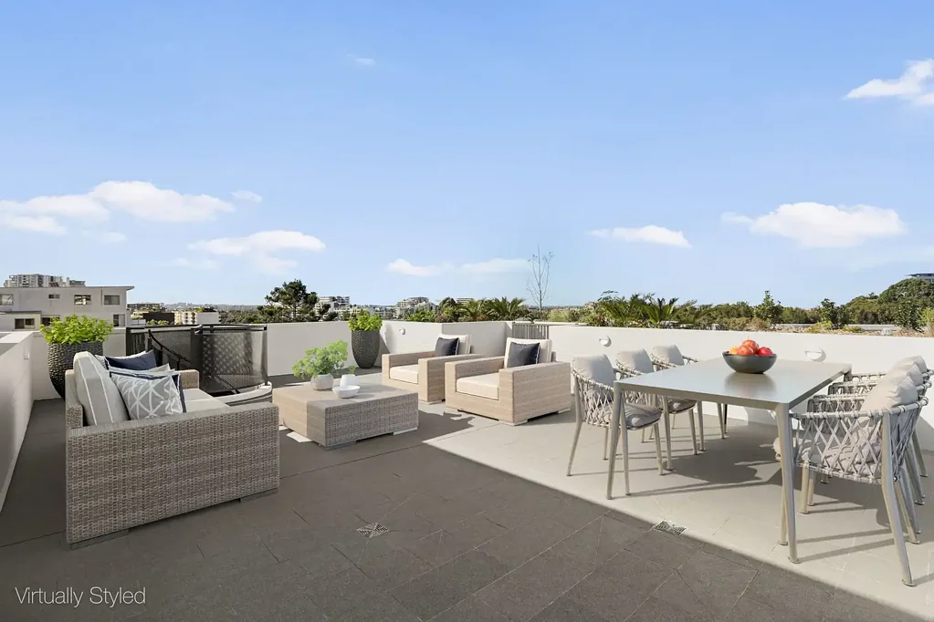 Luxurious Rooftop Three-Bedroom Apartment in Central Location