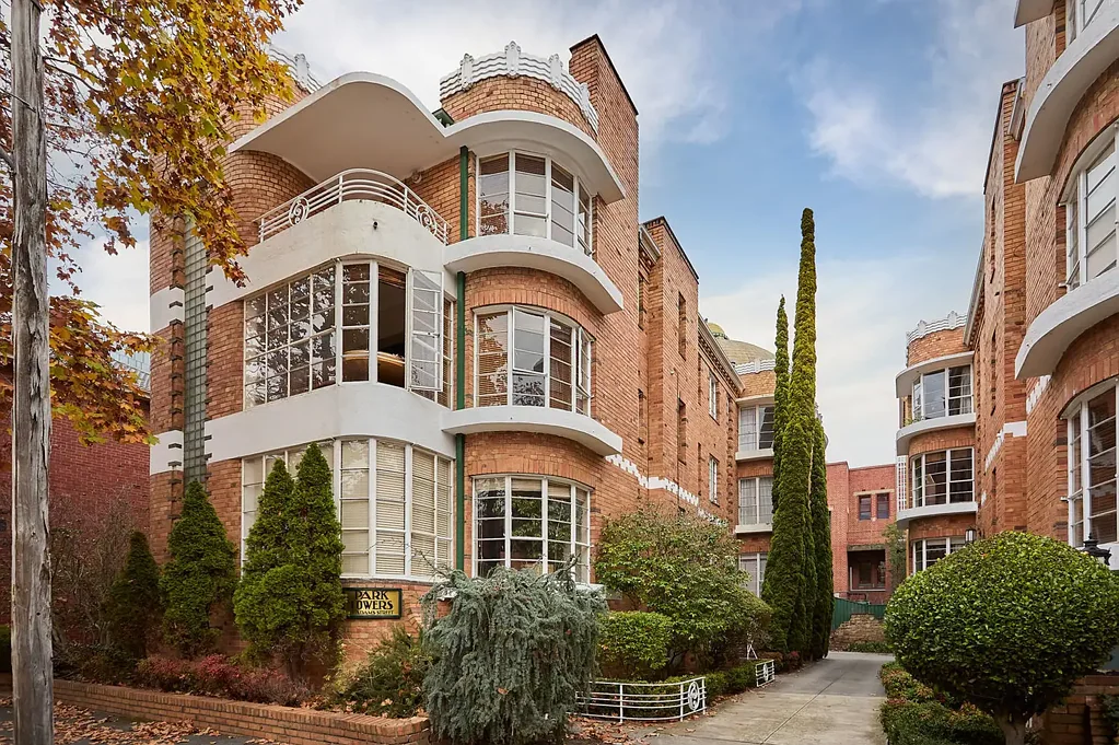 South Yarra 1房 固定日期出售 除非提前售出 报价截止日期为2025年7月11日星期五下午2点 精美装饰艺术风格公寓 全高度窗户自然阳光充足 卧室宽敞内置衣柜 厨房配备燃气灶洗碗机 内含浴室淋浴浴缸 安全地下停车位 带储物间入口大厅 步行至Toorak Road购物区 有轨电车Toorak车站享便利 Light Filled, Art Deco Gem