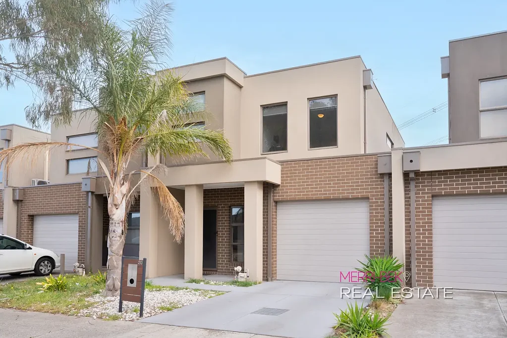 Epping 3房 Hayston Valley临街联排 时尚厨房石材台面 低维护庭院 主卧套间步入式衣帽间 分体冷暖全屋地板 靠近公园学校购物 First-Class Start or Investment Success