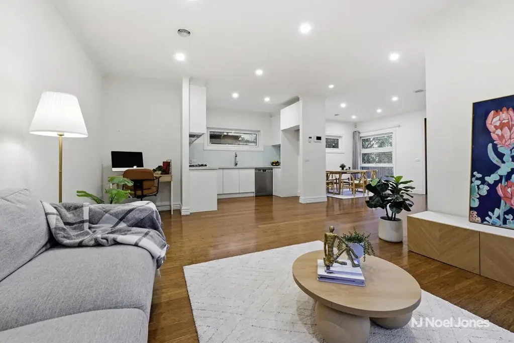Ringwood East 3房 全新建造 精美装修 宽敞比例 低维护 私密庭院 欧洲电器 自然采光 优质学校 便利交通 优雅奢居 Contemporary Comfort in a Connected Ringwood East Setting