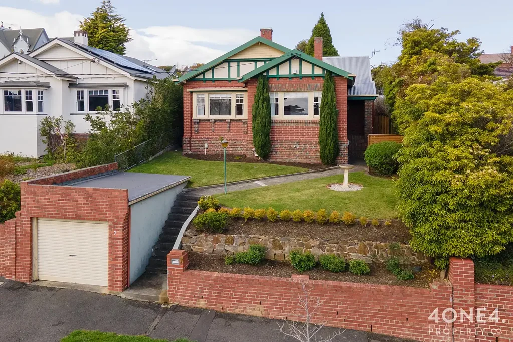 New Town 4ਬੈੱਡਰੂਮ Prestigious Stoke Street – A Rare Family Offering