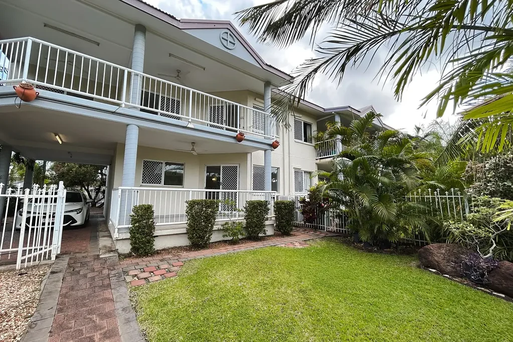 MODERN TOWNHOUSE IN NIGHTCLIFF