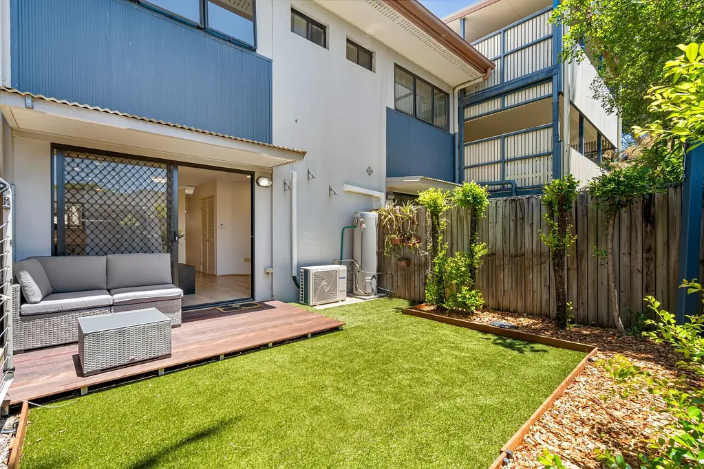 Hamilton 2房 Hamilton中央河畔静街 装修精良两卧两卫 舒适实用生活魅力 充满自然光线 开敞式起居庭院 私密朝北 新装木甲板 便利生活中心 蓝筹精品综合楼 Vacant and Move in Ready Townhouse in a Blue-Chip Location