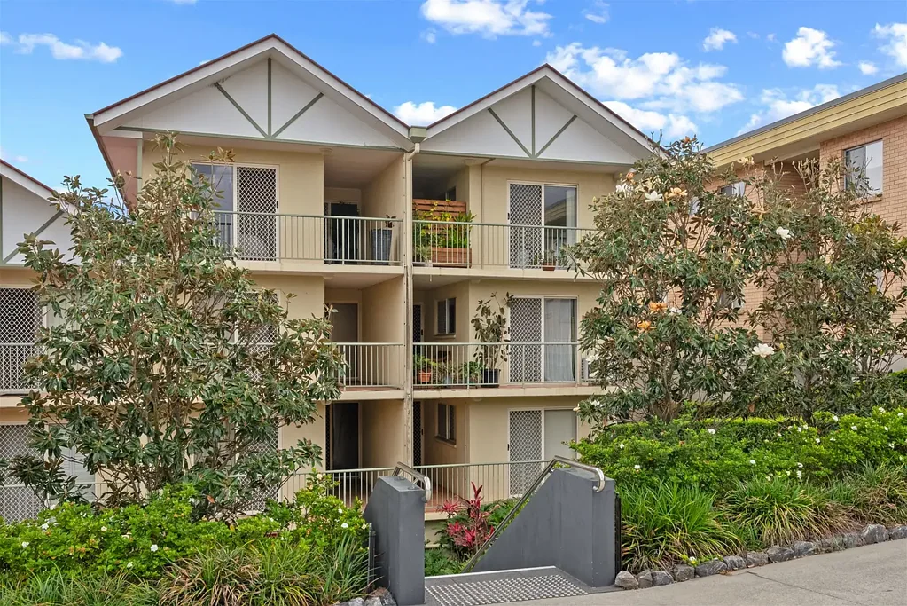 Greenslopes 2部屋 Light-filled Top-Floor Apartment with City Views!