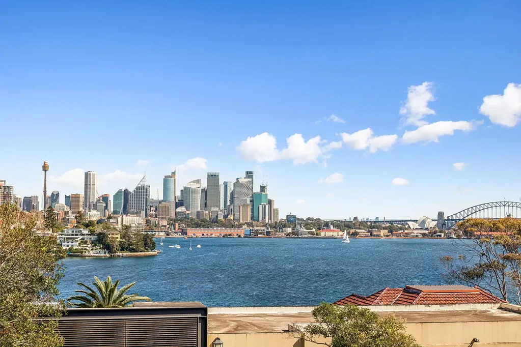 Glamorous apartment with iconic Harbour and City Skyline views