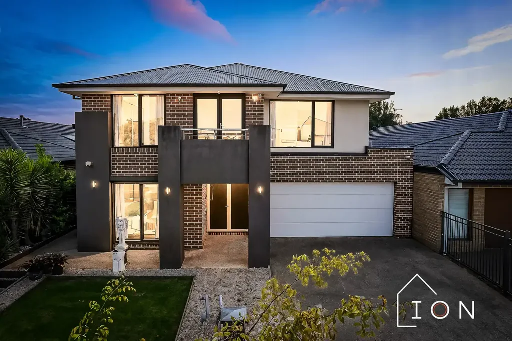 Cranbourne West 5침실 EAST FACING - 5 BEDROOMS - 3 BATHROOMS - 4 MASSIVE LIVING AREAS !!!