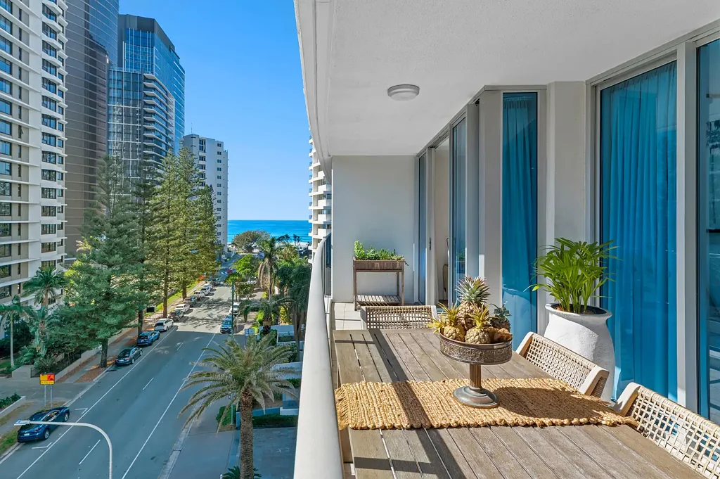 Surfers Paradise 2Zimmer STATEMENT OF CLASS - NORTH-FACING BEACHSIDE APARTMENT IN "ARTIQUE"