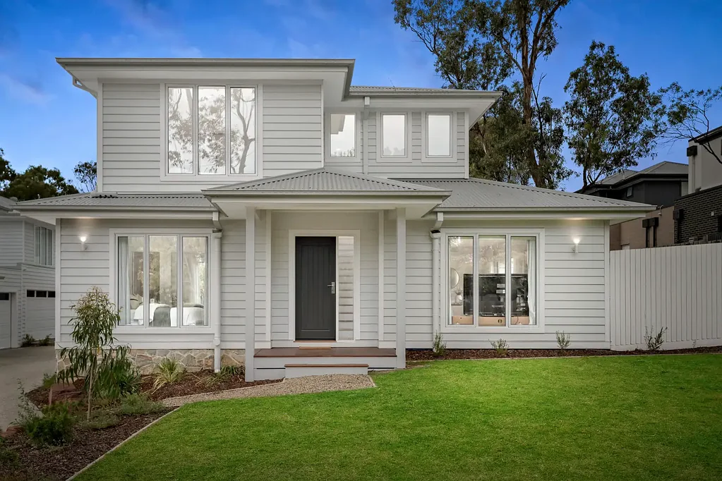 Croydon 4房 现代设计 精致饰面 宽敞明亮 自然光线充足 四卧室两浴室 主卧套房内进式双车库 私人庭院 优越地理位置 Contemporary Family Living in a Stylish Double-Storey Home