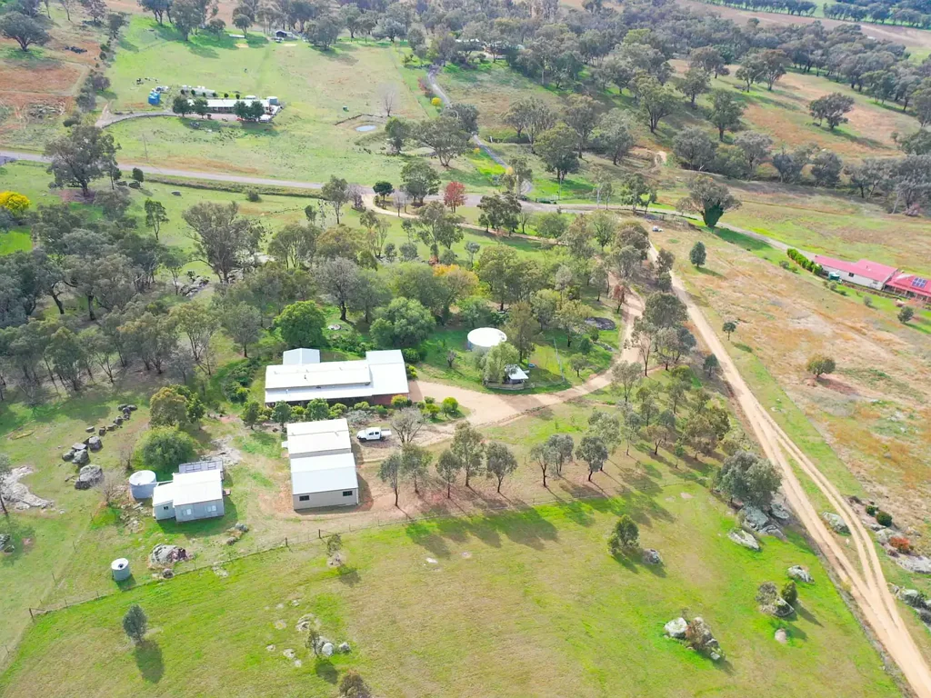 Young 4房  Family Home on 7acs* With Great Shedding Only an 8 Minute* Drive to the CBD