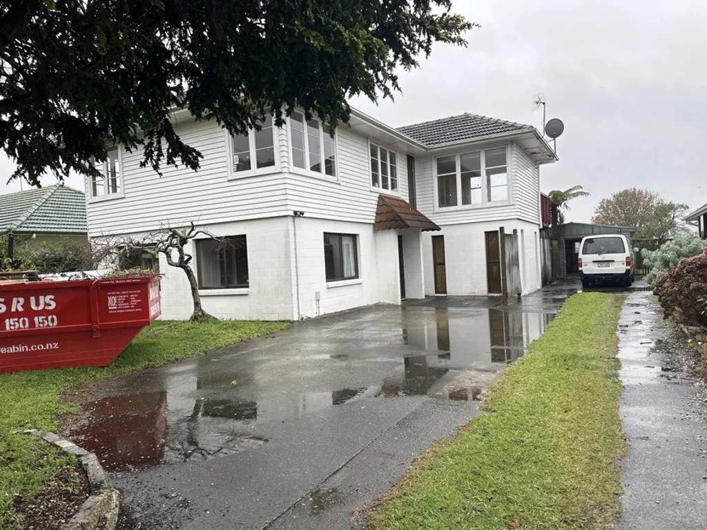 Spacious Family Home with Versatile Living Options!