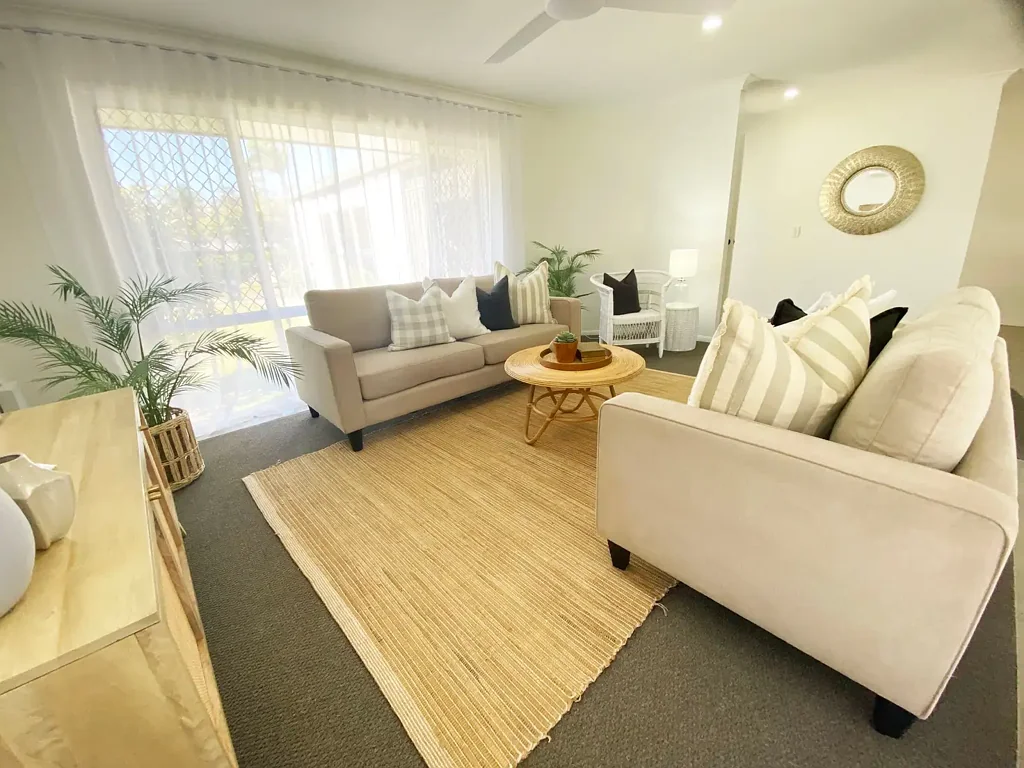 Parkwood 3 Bedroom Contemporary Modern Living - Close to Tram, Schools and Shopping Centres.