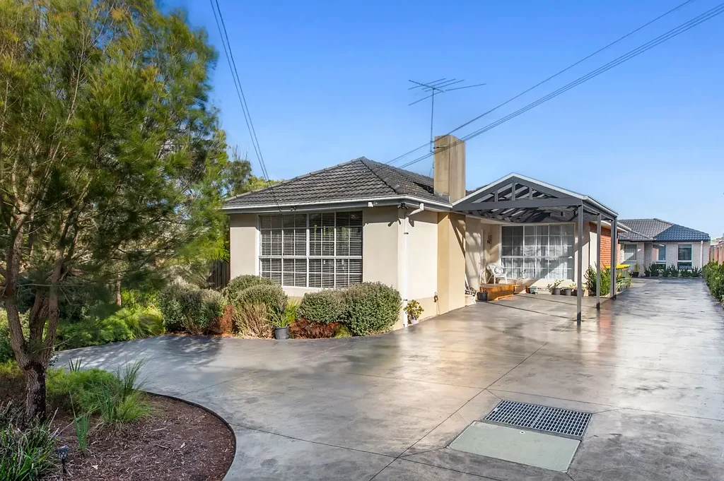 Frankston 3 Bedroom Elegant Coastal Living in Frankston’s Most Connected Locale!